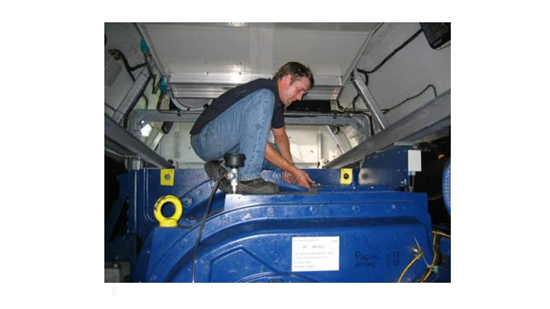 工作人員利用內窺鏡檢測風力發電機