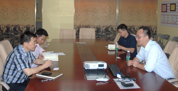 亞泰光電總經(jīng)理與丁副院士一行進行合作交流