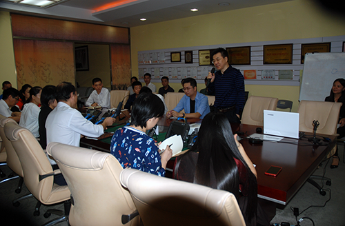 新品發布會現場，亞泰光電總經理鄭總首先致詞