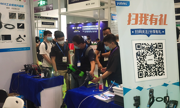 深圳工業(yè)內(nèi)窺鏡展展會現(xiàn)場亞泰光電展臺前現(xiàn)場觀眾試用亞泰光電內(nèi)窺鏡產(chǎn)品性能、特點(diǎn)