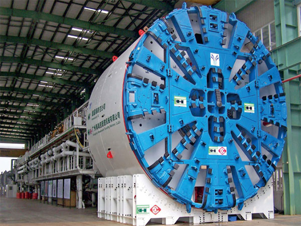 盾構(gòu)機(jī)的了解:盾構(gòu)機(jī)是個(gè)高度集成、復(fù)雜的系統(tǒng),也稱挖掘機(jī)